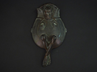 Vente aux enchères Bouquetière XIXème en bronze figurant une gargouille dans un panier. D
