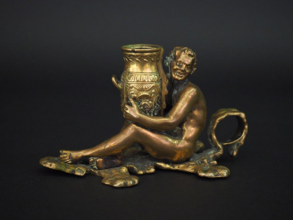 Vente aux enchères Louis KLEY. Passe couloir en bronze de style antique figurant un jeune
