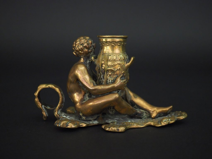 Louis KLEY. Passe couloir en bronze de style antique figurant un jeune