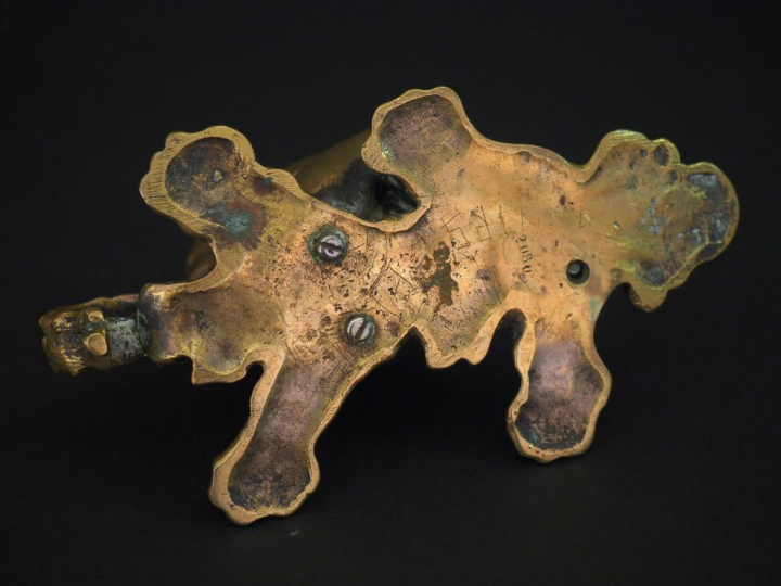 Louis KLEY. Passe couloir en bronze de style antique figurant un jeune