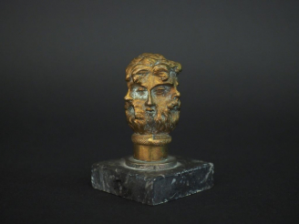 Vente aux enchères Presse papier XIXème en bronze sur son socle en marbre noir figurant s