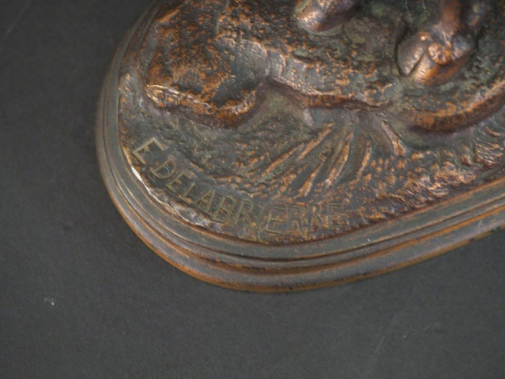 E. DELABRIERRE. "le veau".  Sujet en bronze à patine médaille. Signé. 