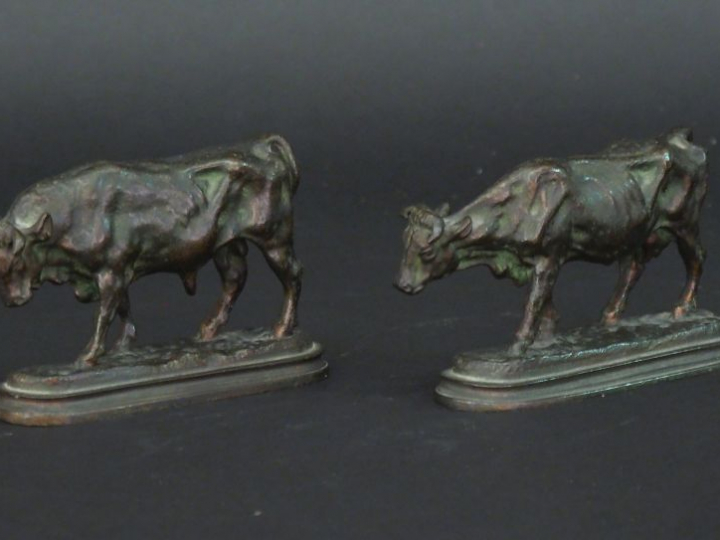Deux sujets XIXème en bronze à patine verte. "Vache et taureau" Dim. 8