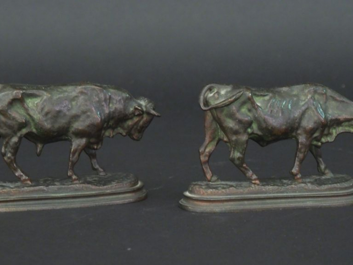Deux sujets XIXème en bronze à patine verte. "Vache et taureau" Dim. 8