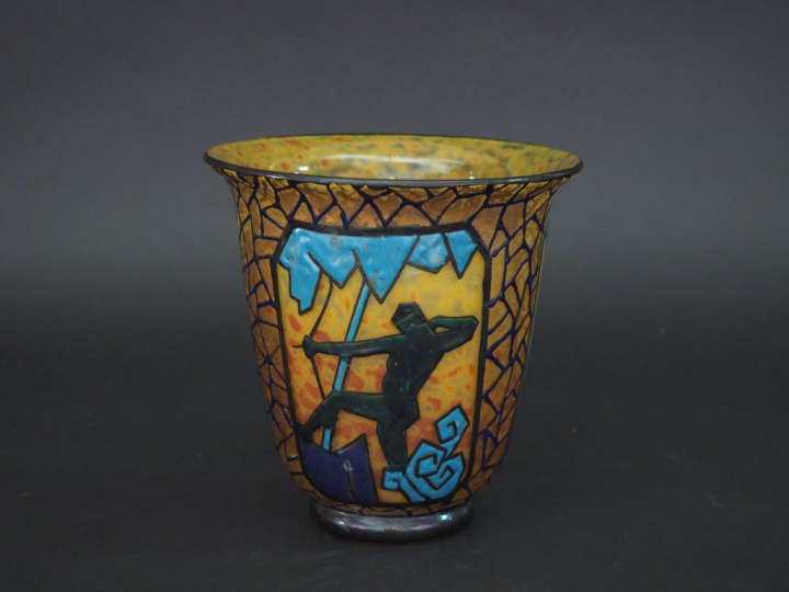 GOUPY. Vase cornet Art Déco en verre polychrome à décor émaillé d'une 