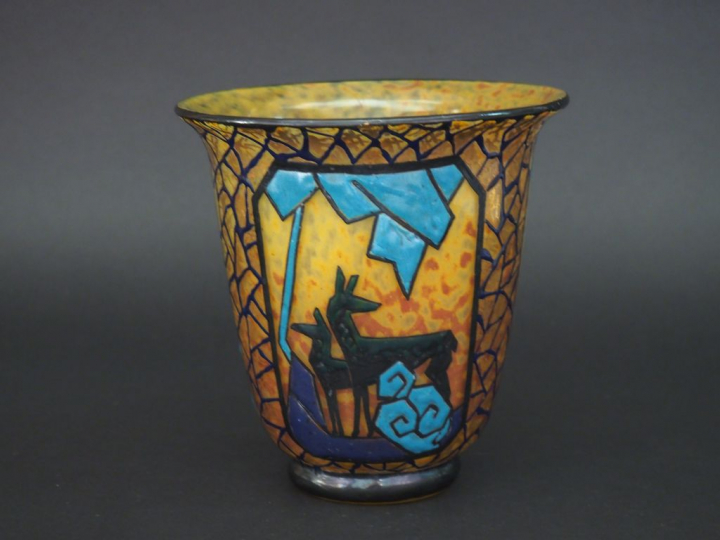 GOUPY. Vase cornet Art Déco en verre polychrome à décor émaillé d'une 