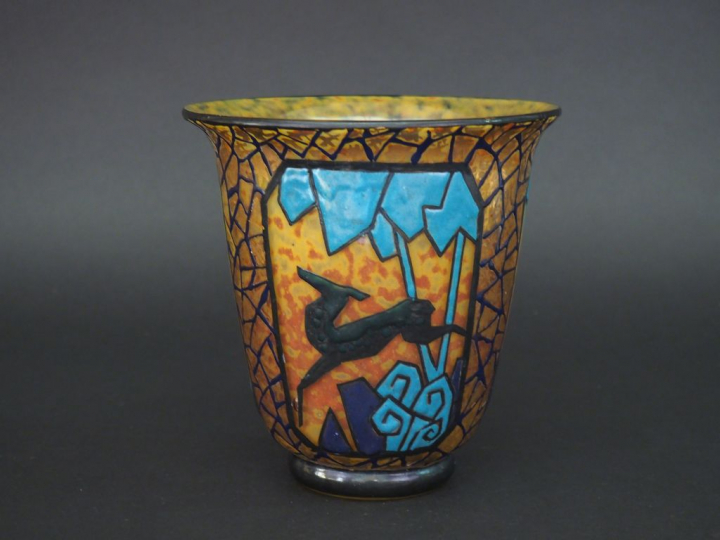 GOUPY. Vase cornet Art Déco en verre polychrome à décor émaillé d'une 