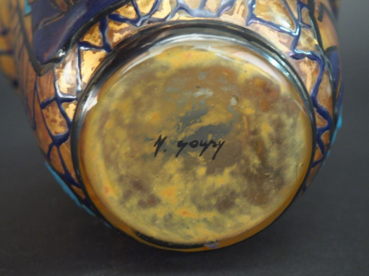 GOUPY. Vase cornet Art Déco en verre polychrome à décor émaillé d'une 
