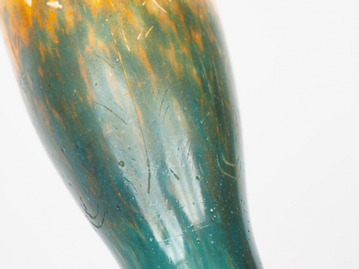 LE VERRE FRANCAIS.  Vase ovoide en verre polychrome signature au berli