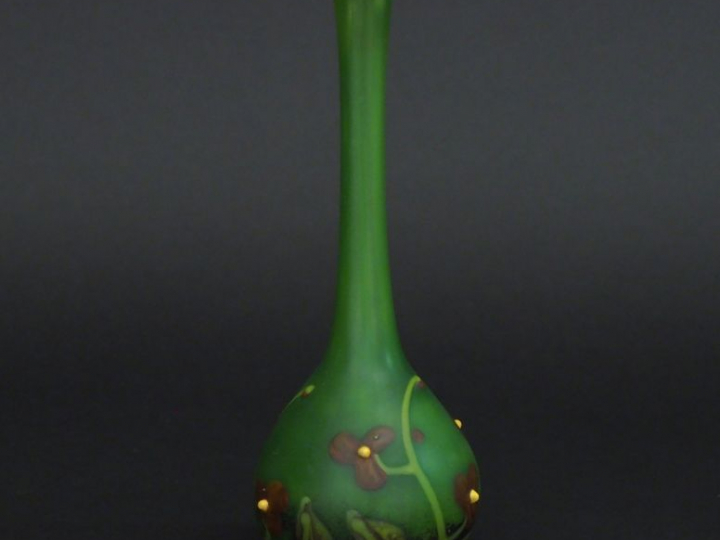 SCHNEIDER.  Vase "bijou" en verre polychrome à décor de fleurs . H. 16