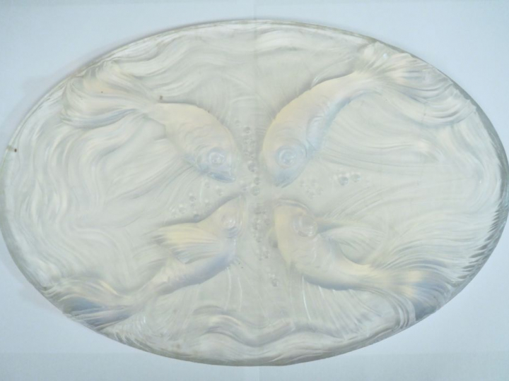 VERLYS.  Plaque en verre et verre opalescent à décor de poissons. Sign