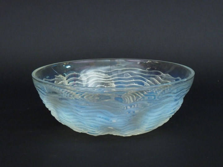 R. LALIQUE.  Coupe "dauphins" en verre opalescent moulé et pressé. Sig