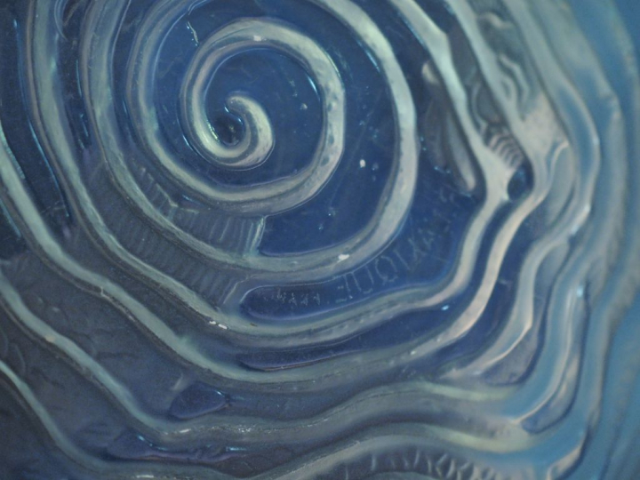 R. LALIQUE.  Coupe "dauphins" en verre opalescent moulé et pressé. Sig