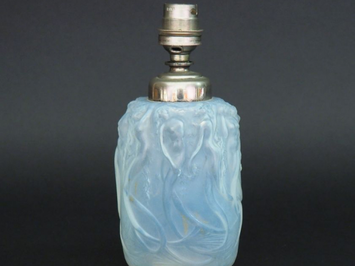 R. LALIQUE  Vaporisateur "Sirènes" en verre blanc soufflé moulé, patin