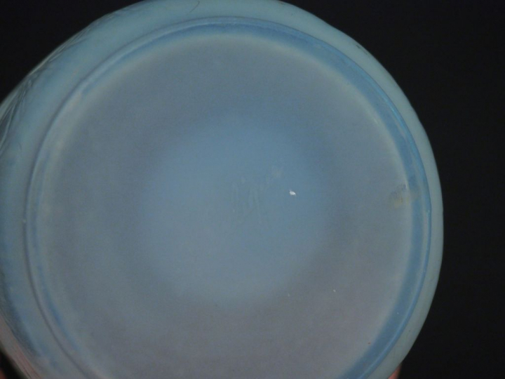R. LALIQUE  Vaporisateur "Sirènes" en verre blanc soufflé moulé, patin
