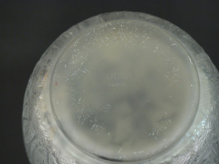 LALIQUE France.  Vase "Biches" en verreblancmoulé patiné. Signé H. 18 
