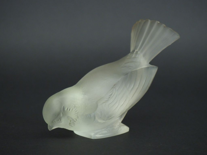 LALIQUE France. Moineau en cristal moulé. Signé