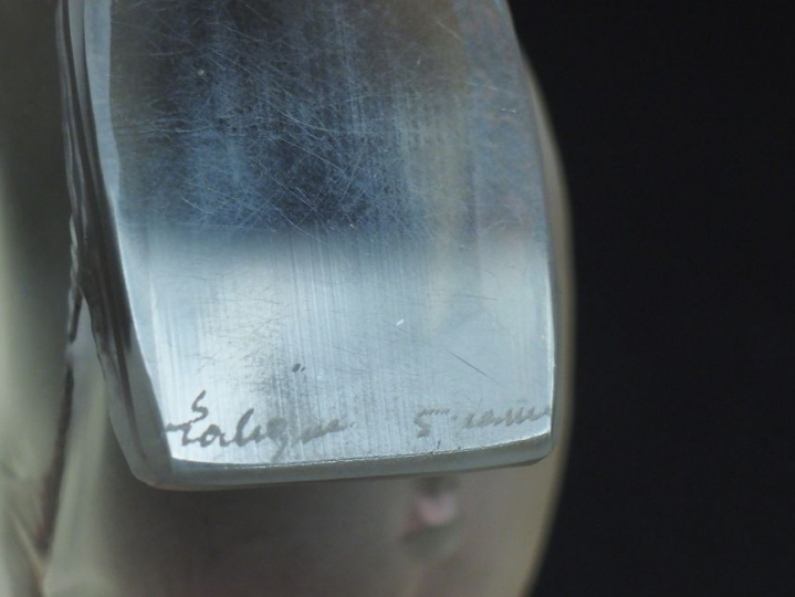 LALIQUE France. Moineau en cristal moulé. Signé
