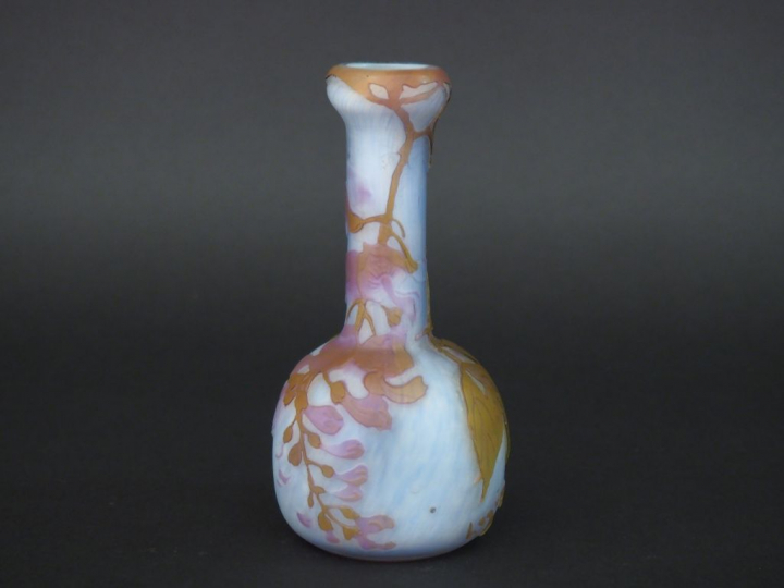 LEGRAS. Vase en verre à décor gravé en camée à  l'acide et à l'acide d