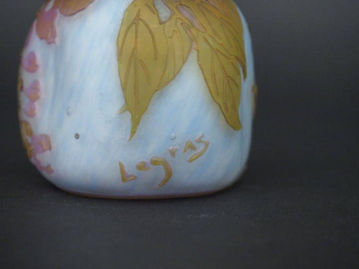 LEGRAS. Vase en verre à décor gravé en camée à  l'acide et à l'acide d