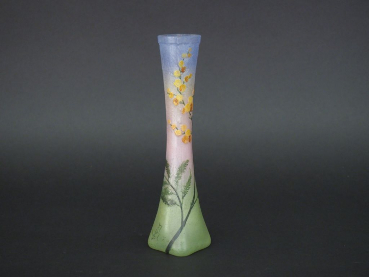 LEGRAS. Soliflore en verre, à décor gravé en camée et à l'acide de mim