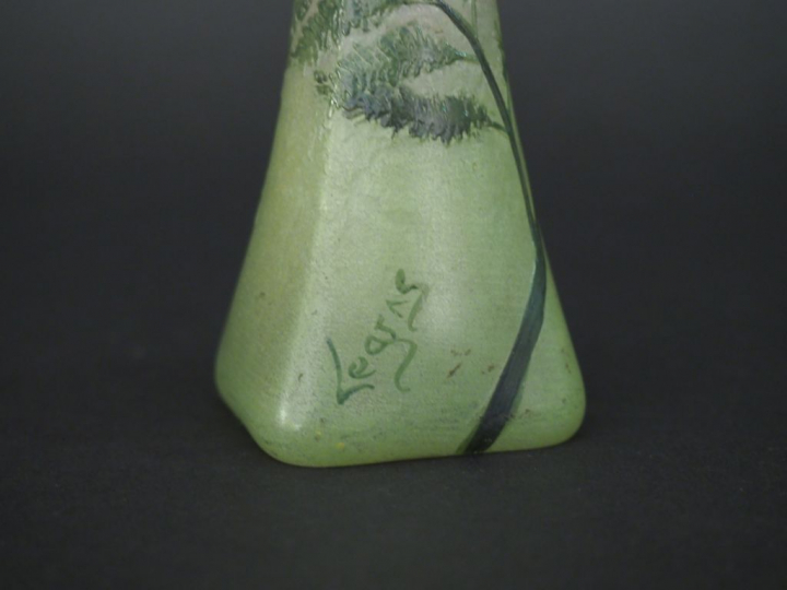 LEGRAS. Soliflore en verre, à décor gravé en camée et à l'acide de mim