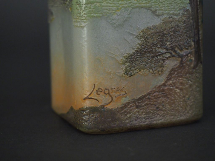 LEGRAS. Vase en verre à décor gravé en camée et à l'acide de paysage l
