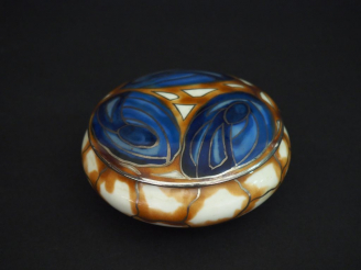 Vente aux enchères THARAUD à Limoges. Bonbonnière Art Déco en porcelaine polychrome à déc