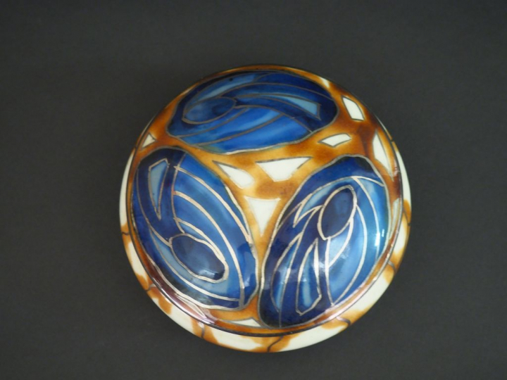 THARAUD à Limoges. Bonbonnière Art Déco en porcelaine polychrome à déc