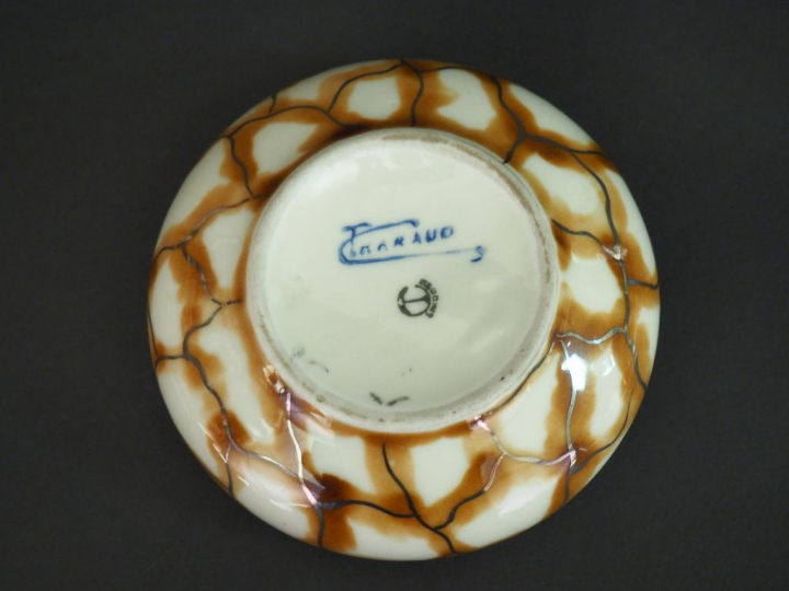 THARAUD à Limoges. Bonbonnière Art Déco en porcelaine polychrome à déc