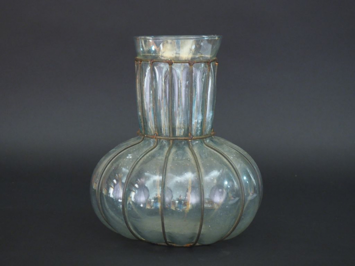 Vase en verre soufflé dans une monture en métal  H. 27 cm