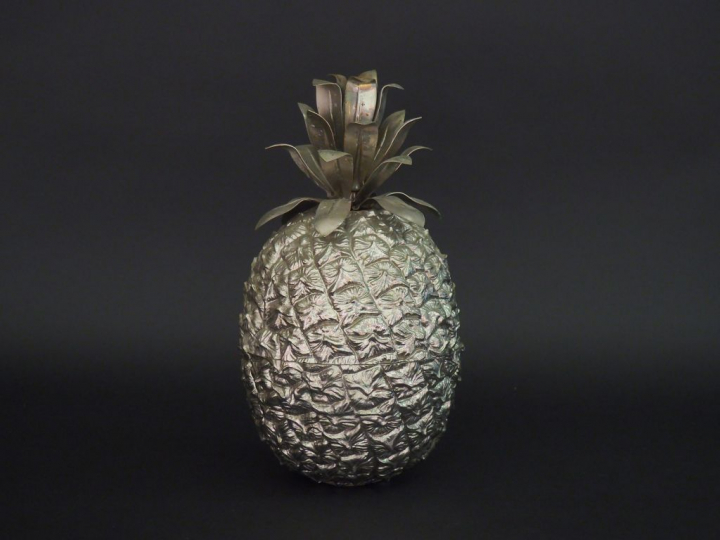 Seau à glace en métal en forme d'ananas. H. 33 cm.