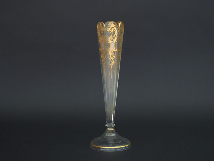 Vase 1900 en cristal sur piedouche en verre, à décor émaillé et doré d