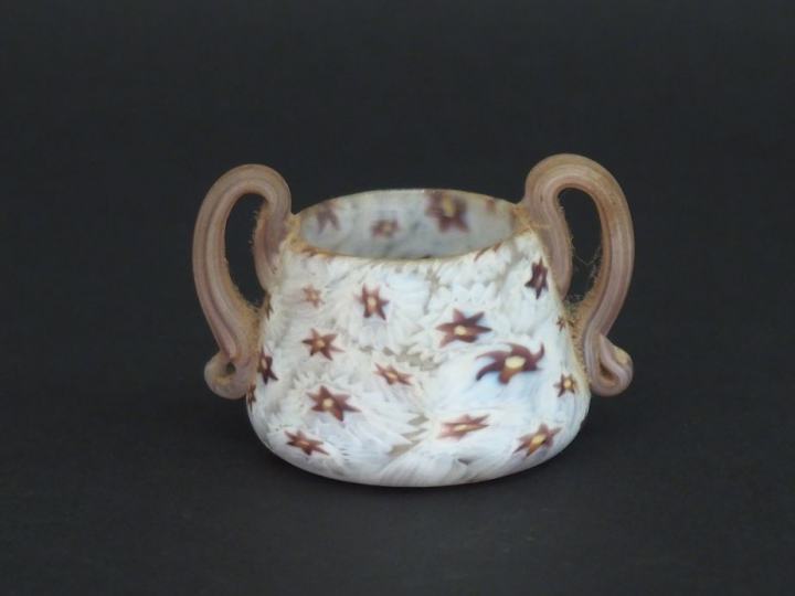 Petit vase à anses miniature en pâte de verre à décor mélé de fleurett