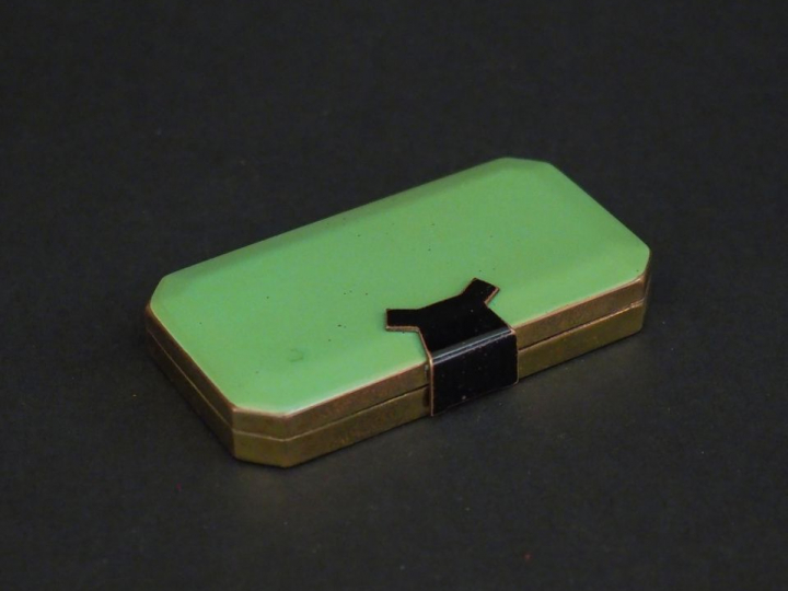 LUBIN à Paris. Poudrier Art Déco en laiton, émail vert et noir, intéri