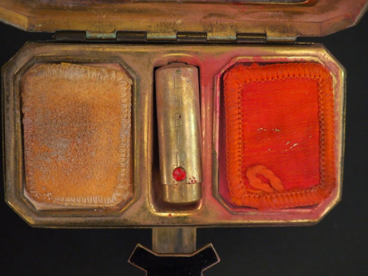 LUBIN à Paris. Poudrier Art Déco en laiton, émail vert et noir, intéri