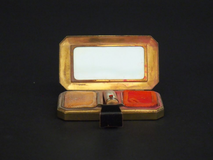 LUBIN à Paris. Poudrier Art Déco en laiton, émail vert et noir, intéri