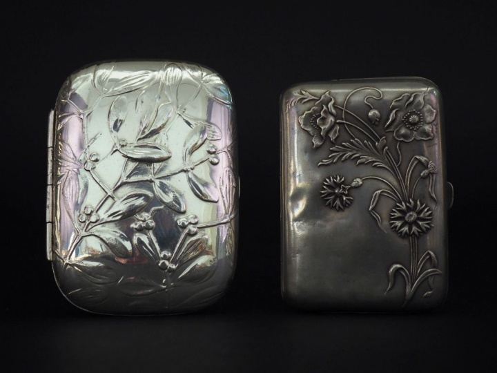 2 différents étuis à cigarettes Art Nouveau en argent à décor floral, 