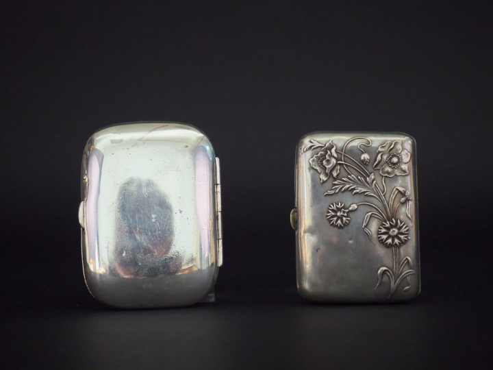 2 différents étuis à cigarettes Art Nouveau en argent à décor floral, 