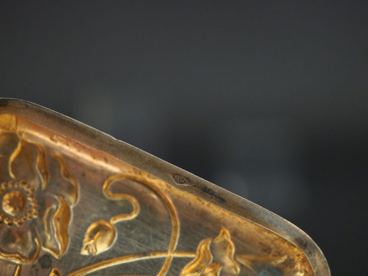 2 différents étuis à cigarettes Art Nouveau en argent à décor floral, 