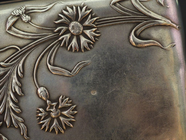 2 différents étuis à cigarettes Art Nouveau en argent à décor floral, 