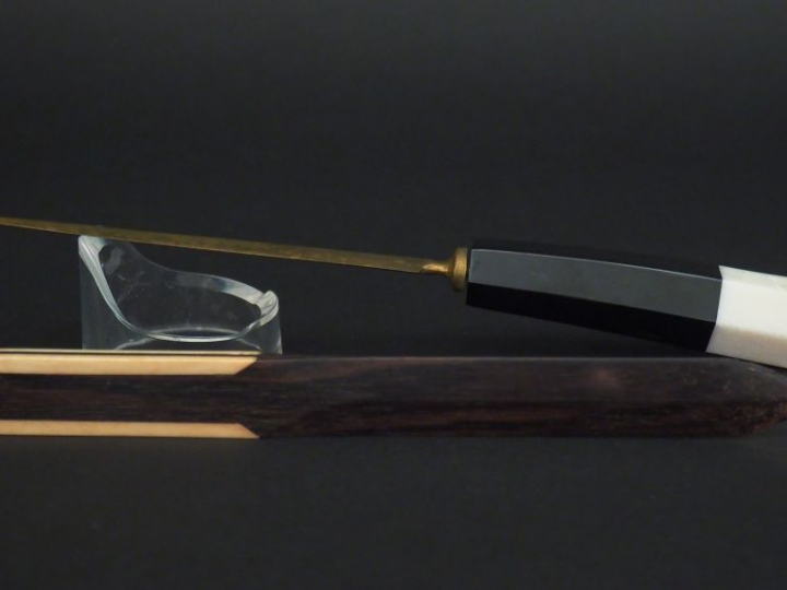 2 différents ouvre-lettres, l'un Art Déco en laiton pierre bicolore, l