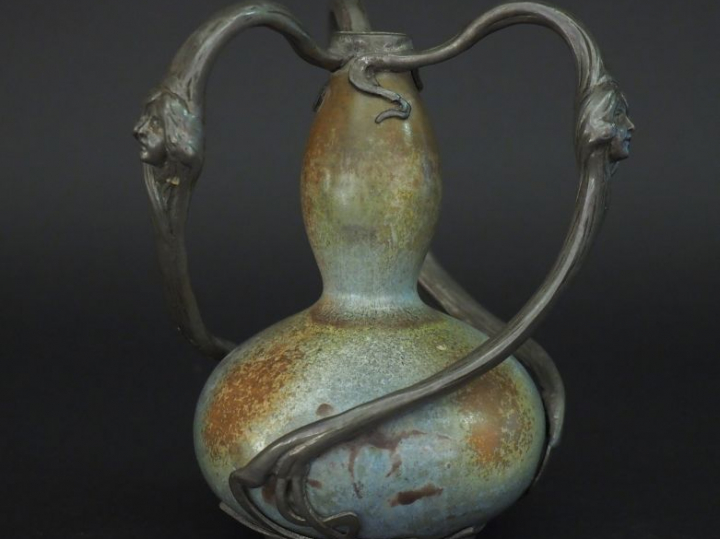 Vase Art Nouveau en grès à décor nuancé, monture en métal figurant tro