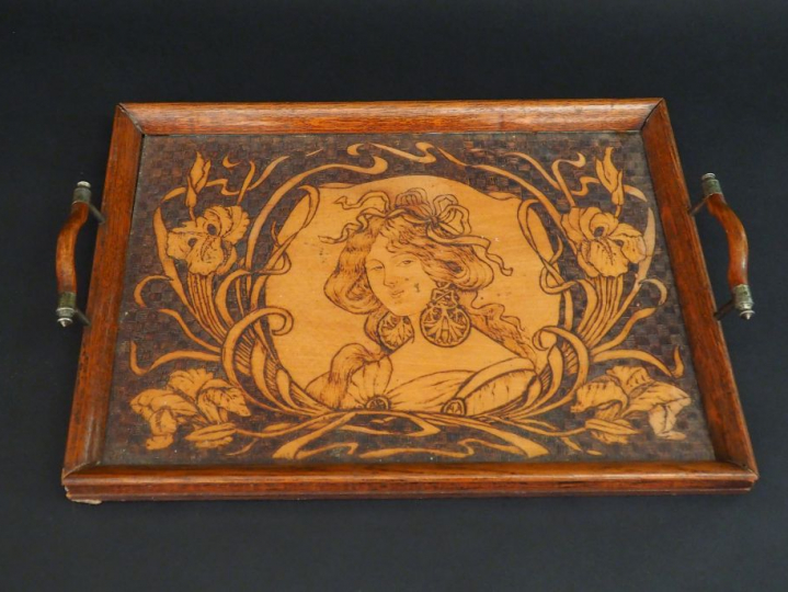 Plateau Art Nouveau en bois pyrogravé à décor d'une jeune fille dans u