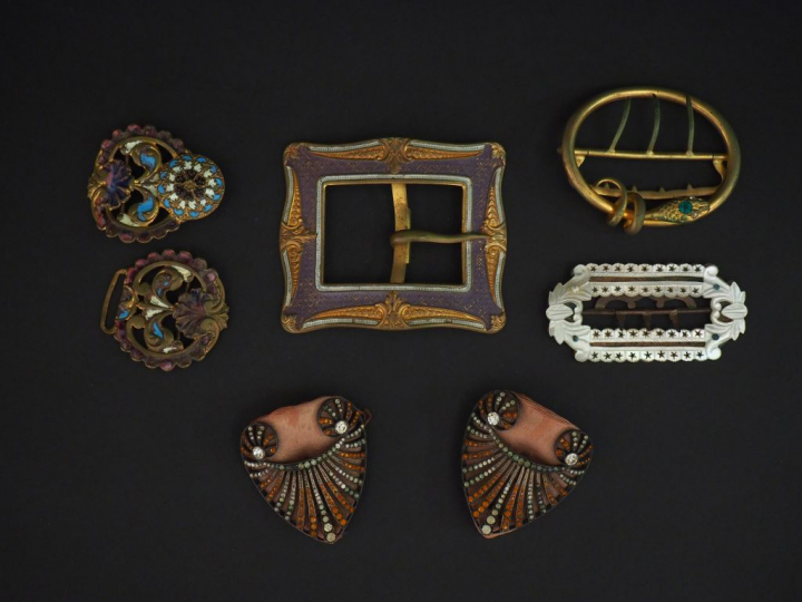 4 différentes boucles de ceinture et une paire d'ornements de style Ar