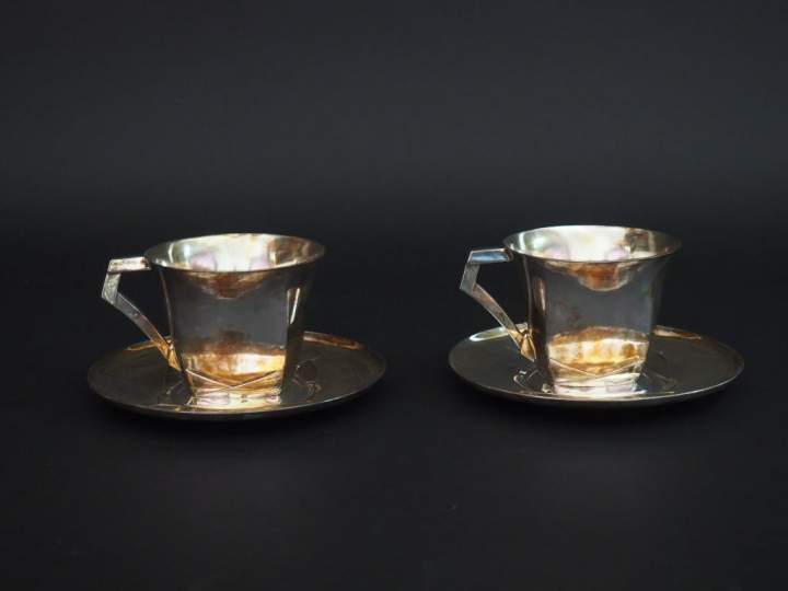 GALLIA.  Paire de tasses et sous tasses en métal argenté de style Art 