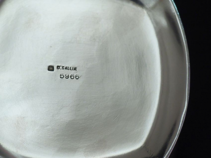 GALLIA.  Paire de tasses et sous tasses en métal argenté de style Art 