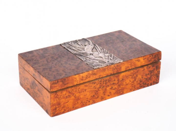 R. ROBERT. Coffret Art déco en loupe de thuya orné d'une plaque en arg