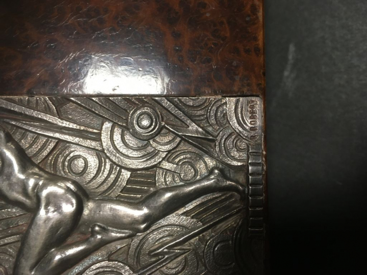 R. ROBERT. Coffret Art déco en loupe de thuya orné d'une plaque en arg