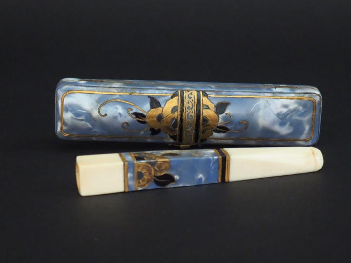 Fume-cigarettes Art Déco dans son écrin imitant la nacre teintée et pe